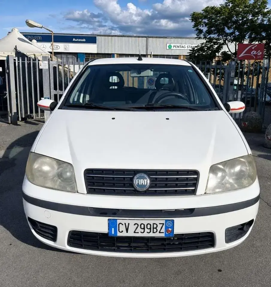 Usata Fiat Punto Dynamic 69 CV (50 kW) 2005 Bianco Utilitaria