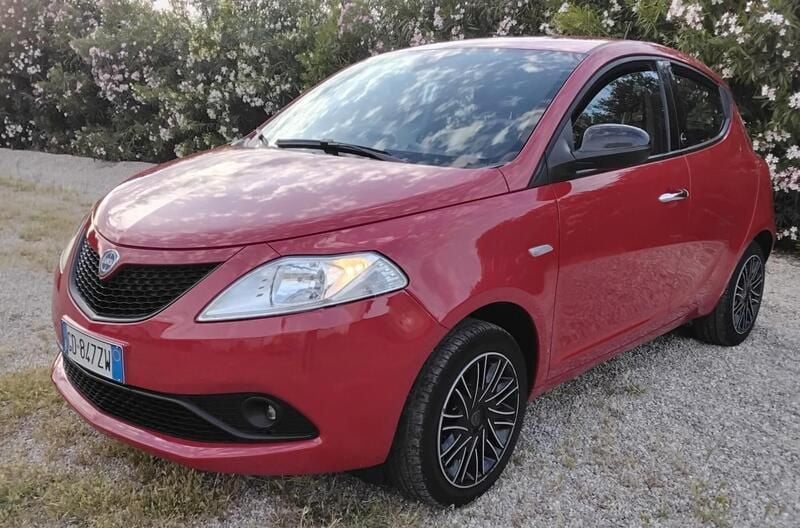 Usata Lancia Ypsilon Silver 69 CV (50 kW) 2021 Rosso Utilitaria