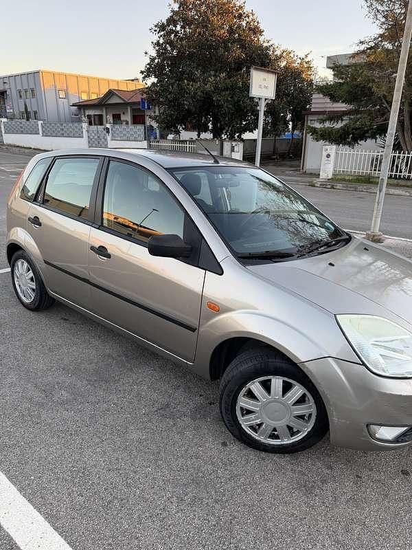 Usata Ford Fiesta Ghia 75 CV (55 kW) 2004 Bronzo Utilitaria