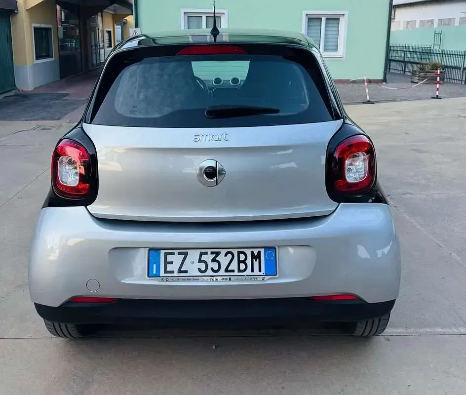 Usata Smart ForFour Prime 71 CV (52 kW) 2015 Argento Utilitaria