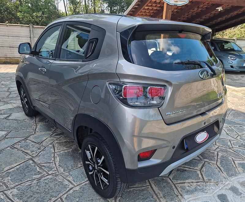 Usata Mahindra KUV100 87 CV (63 kW) 2020 Grigio SUV
