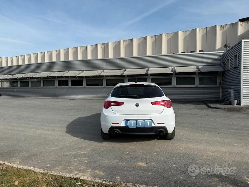 Usata Alfa Romeo Giulietta 105 CV (77 kW) 2011 Bianco Utilitaria