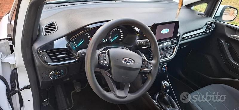 Usata Ford Fiesta 70 CV (51 kW) 2017 Bianco Berlina