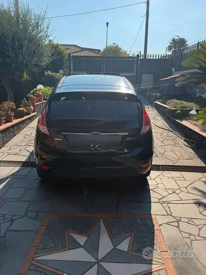 Usata Ford Fiesta 75 CV (55 kW) 2013 Berlina