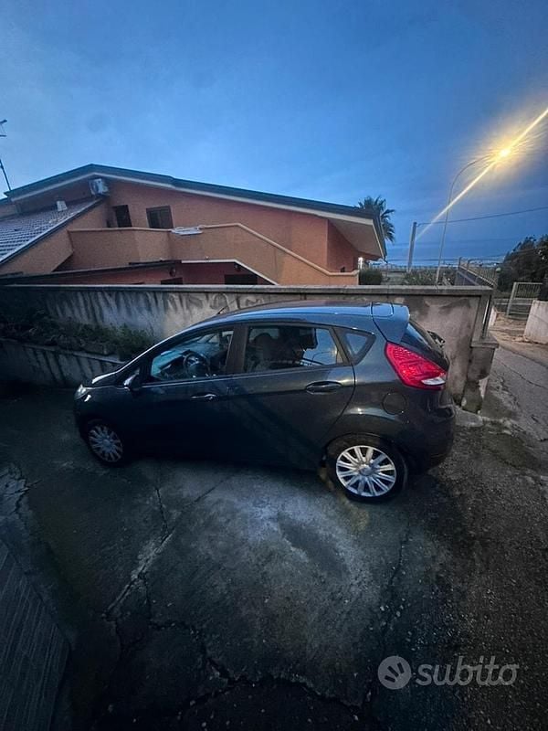 Usata Ford Fiesta 82 CV (60 kW) 2011 Grigio Berlina