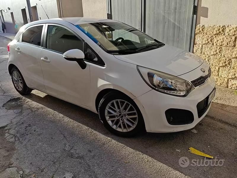Usata Kia Rio 90 CV (66 kW) 2014 Bianco Berlina