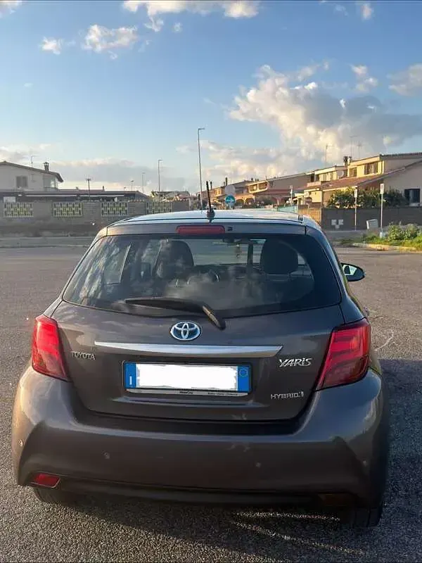 Usata Toyota Yaris Hybrid Active 75 CV (55 kW) 2015 Grigio Berlina