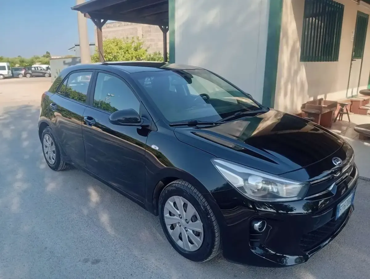 Usata Kia Rio Active 77 CV (56 kW) 2019 Nero Berlina