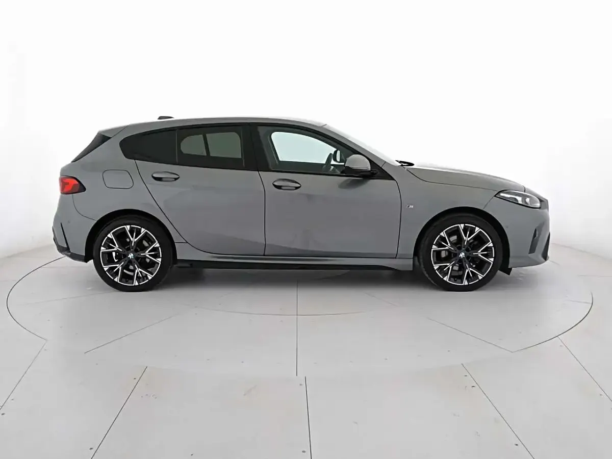 Usata BMW 116 M Sport 122 CV (89 kW) 2025 Skyscraper grey Utilitaria