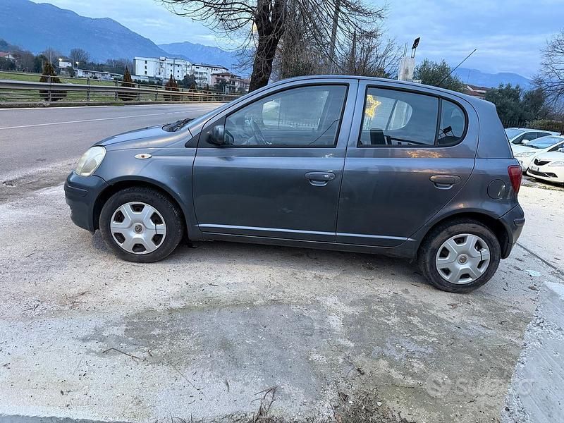 Usata Toyota Yaris Sol 2004 Grigio Berlina