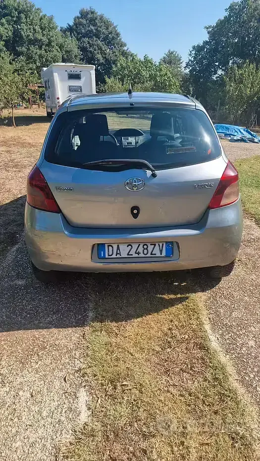 Usata Toyota Yaris Sol 90 CV (66 kW) 2006 Grigio Berlina