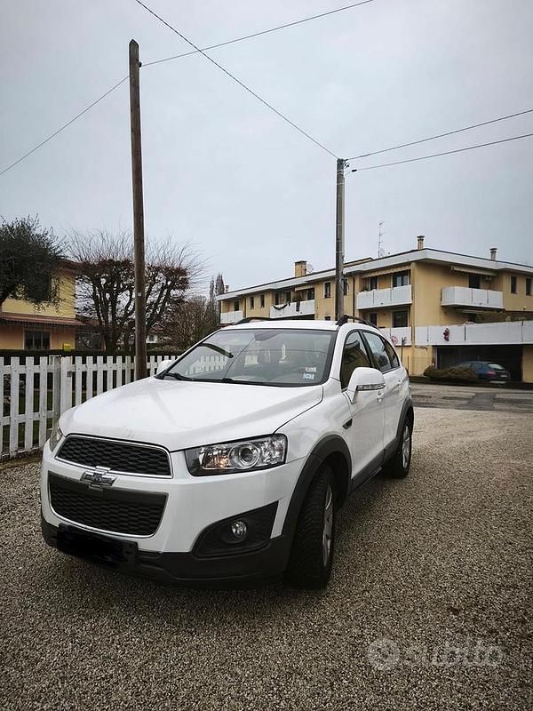 Bianco Usata 2013 Chevrolet Captiva SUV | 4900 € - Immagine 1/4