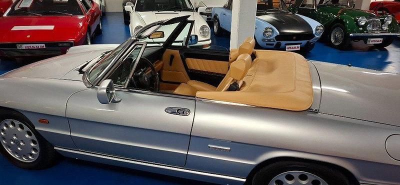 Begagnad Alfa Romeo Spider 122 HK (89 kW) 1992 Silver Cab