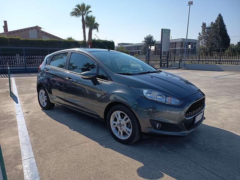 Usata Ford Fiesta 75 CV (55 kW) 2016 Grigio Berlina