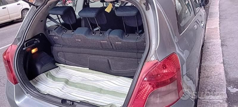Begagnad Toyota Yaris 90 HK (66 kW) 2007 Grå Halvkombi