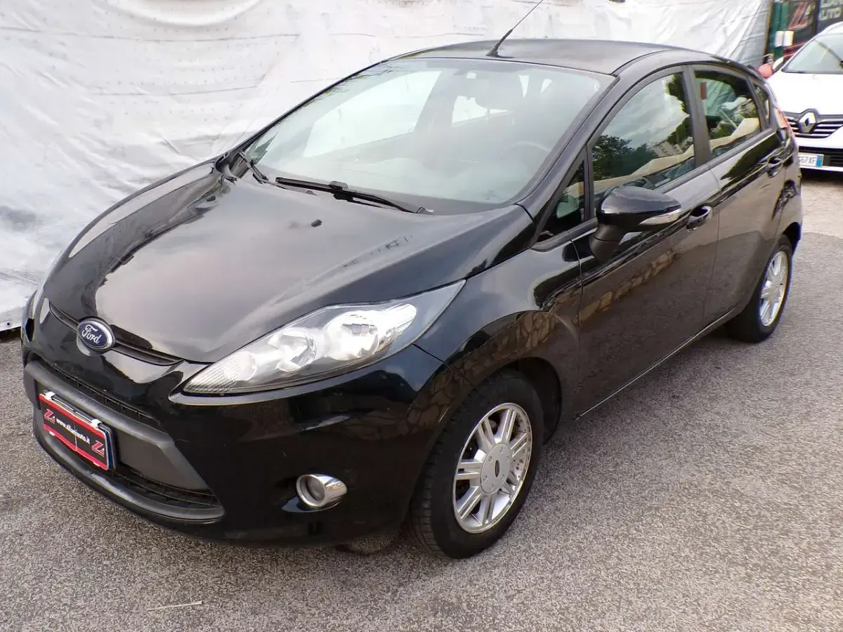 Usata Ford Fiesta 97 CV (71 kW) 2012 Nero Berlina