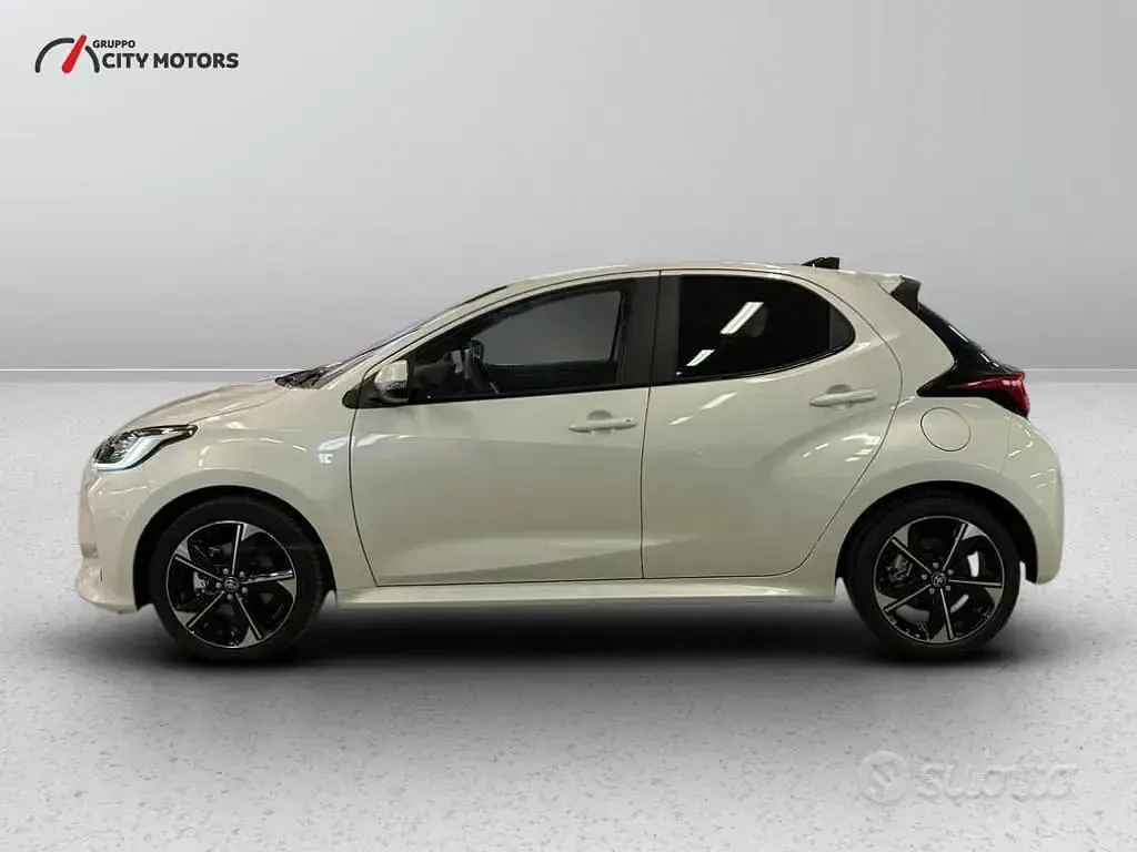 Nuova Toyota Yaris Hybrid Lounge 131 CV (96 kW) 2026 Pearl white Berlina