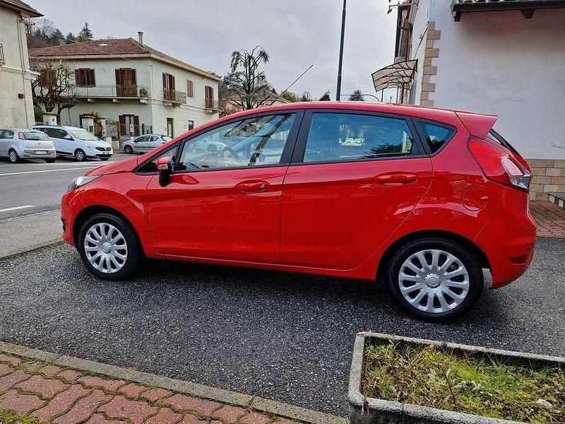 Usata Ford Fiesta Ghia 79 CV (58 kW) 2010 Rosso Utilitaria
