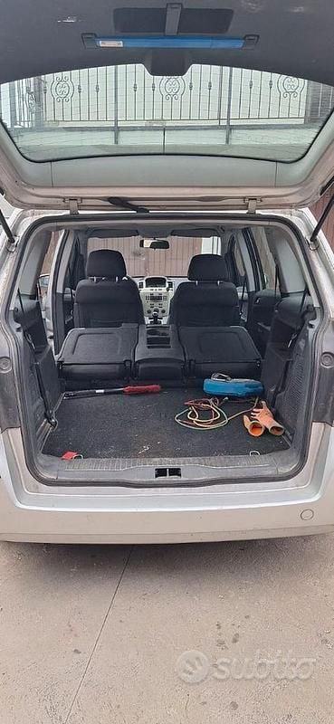 Usata Opel Zafira 2008 Grigio Monovolume