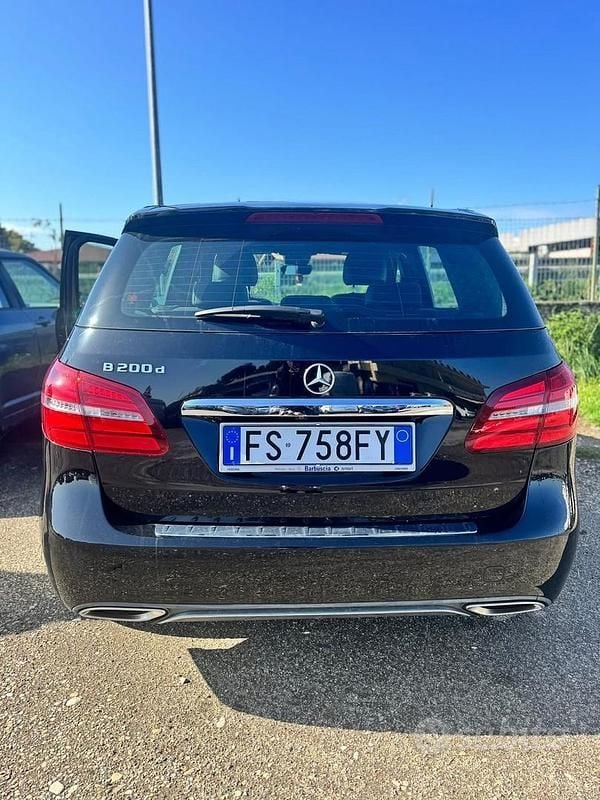 Usata Mercedes B200 135 CV (99 kW) 2018 Nero Monovolume