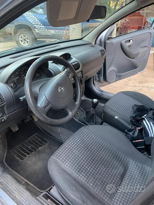 Usata Opel Corsa 69 CV (50 kW) 2004 Grigio Berlina