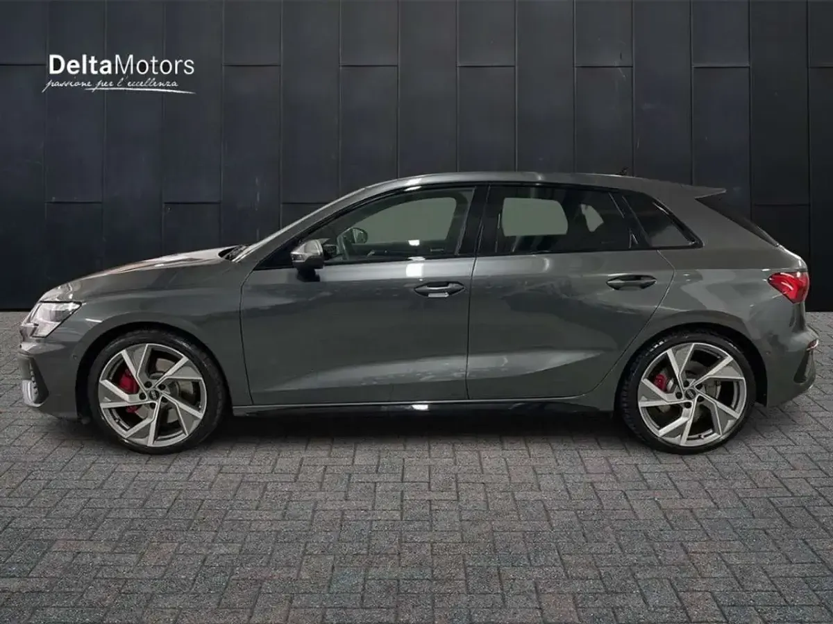 Usata Audi S3 Sportback Sport 310 CV (228 kW) 2024 Grigio metallizzato Utilitaria
