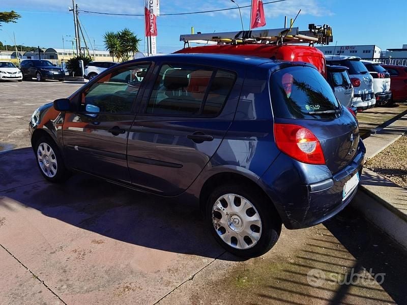 Usata Renault Clio II Dynamique 74 CV (54 kW) 2007 Grigio Berlina