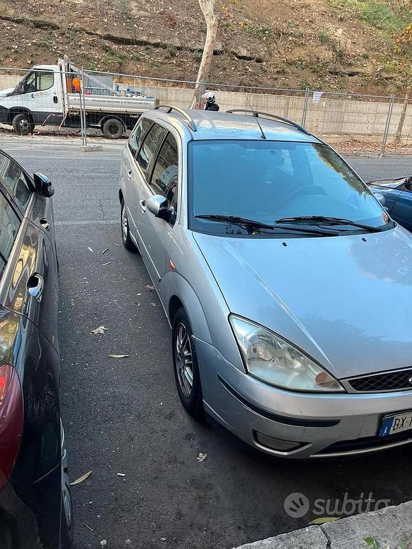 Grigio Usata 2002 Ford Focus Tre volumi | 900 € (Ottimo prezzo) - Immagine 1/4