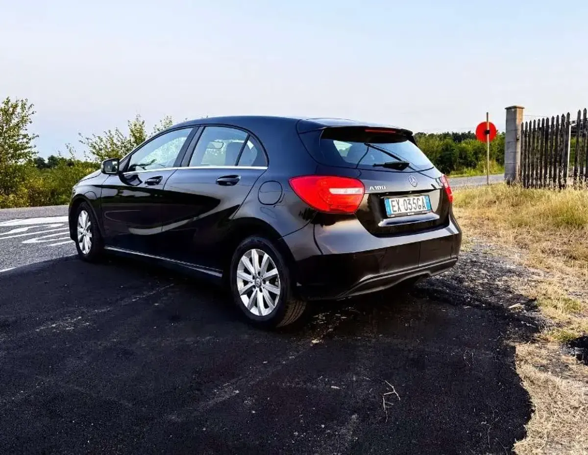 Usata Mercedes A180 114 CV (83 kW) 2013 Nero lucido Utilitaria