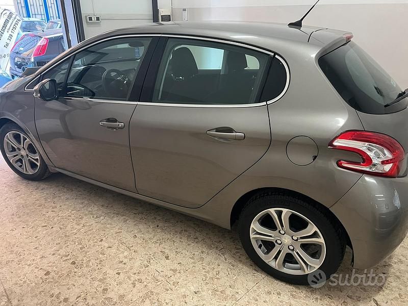 Usata Peugeot 208 82 CV (60 kW) 2012 Marrone Utilitaria