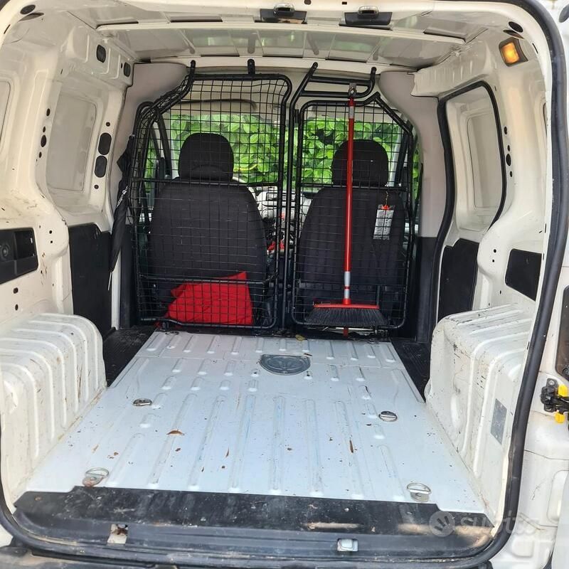 Usata Peugeot Bipper 75 CV (55 kW) 2010 Bianco Monovolume