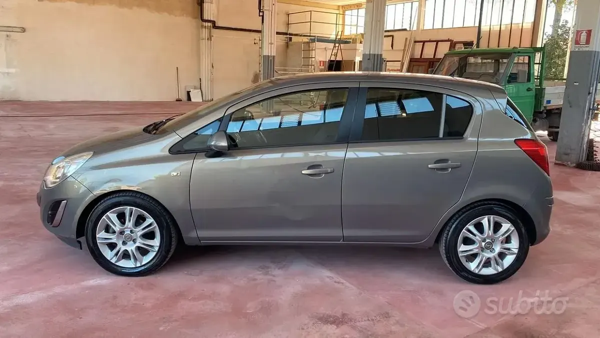 Usata Opel Corsa 85 CV (62 kW) 2014 Marrone Utilitaria