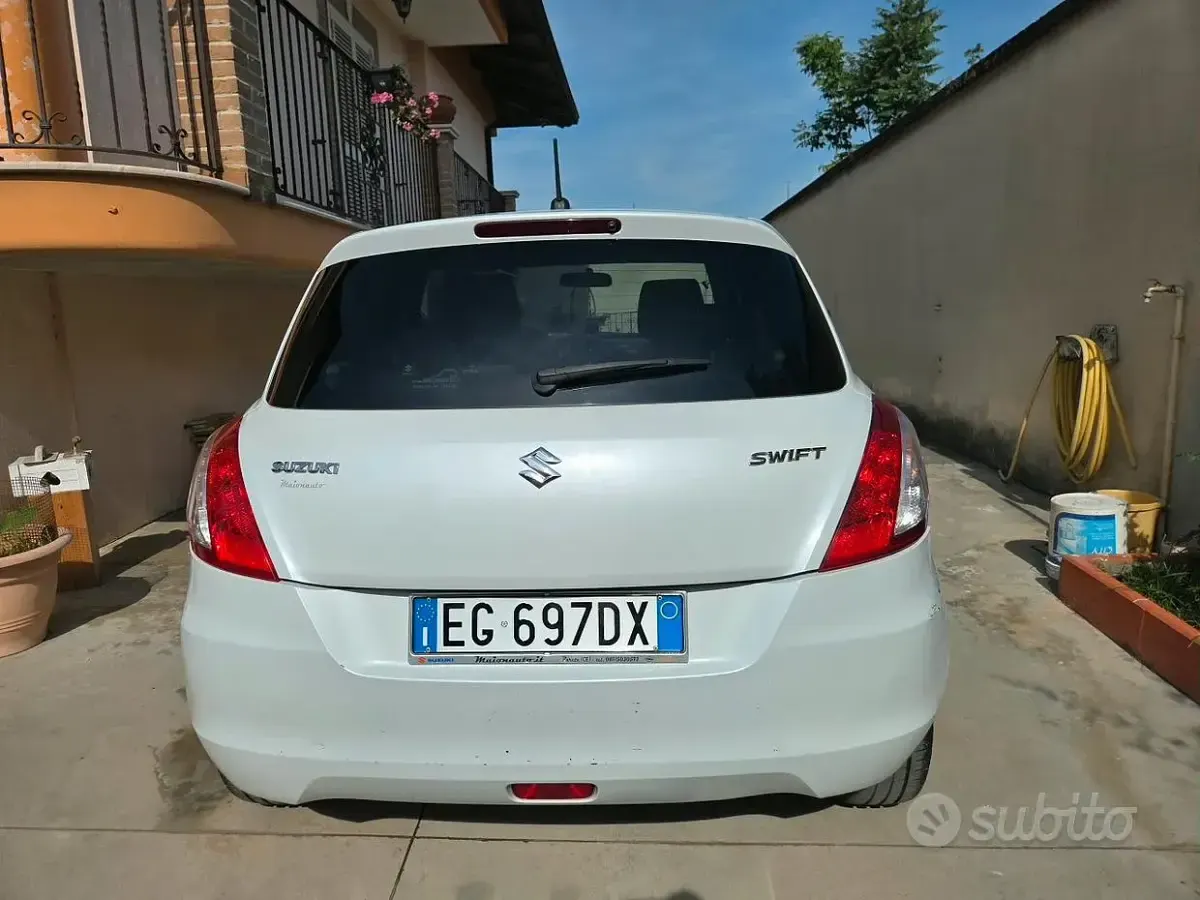 Usata Suzuki Swift 75 CV (55 kW) 2011 Bianco Utilitaria