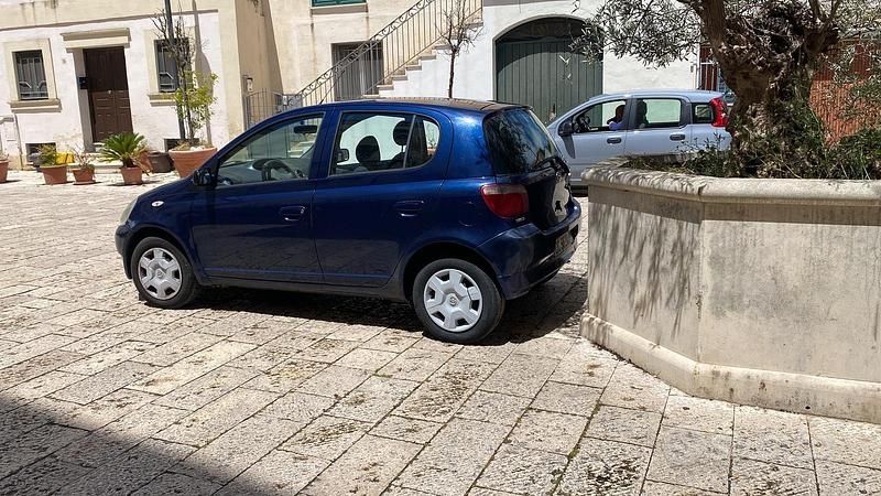 Usata Toyota Yaris 2002 Blu Berlina