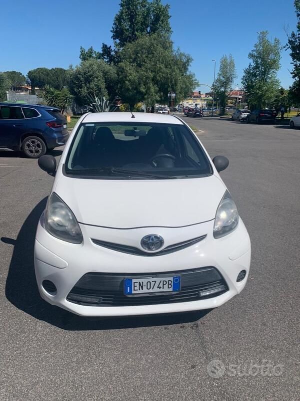 Usata Toyota Aygo 68 CV (50 kW) 2012 Bianco Utilitaria
