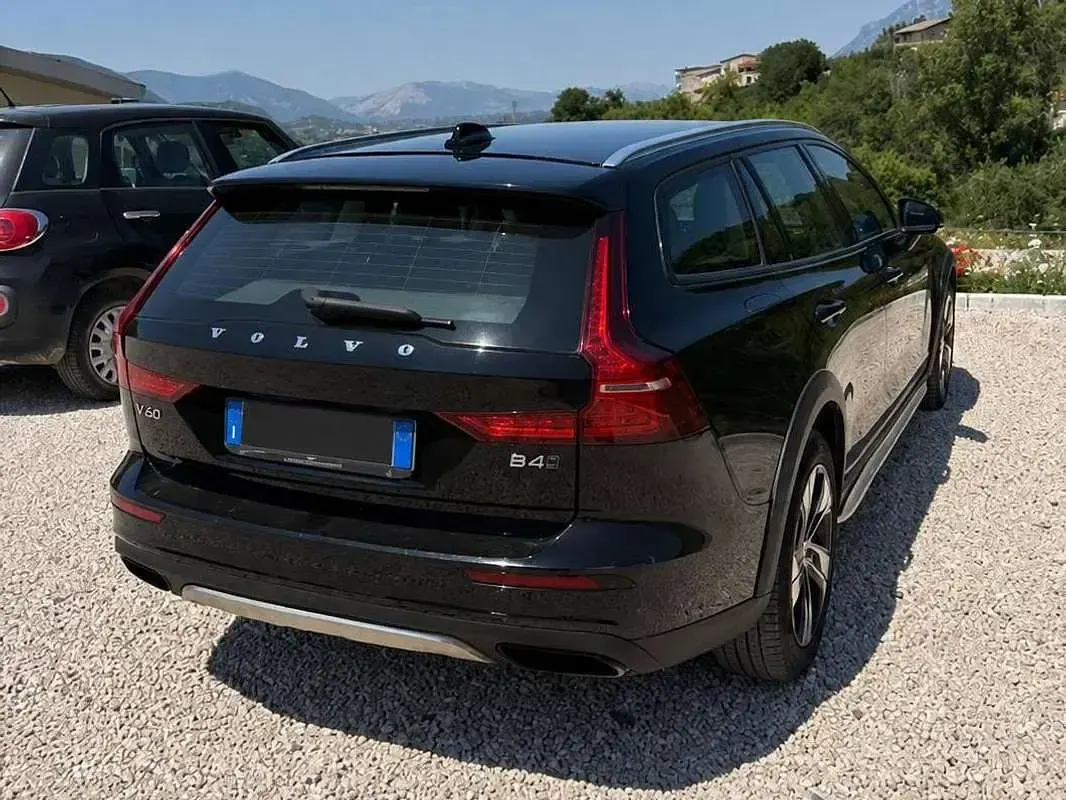 Usata Volvo V60 CC Business Edition 197 CV (144 kW) 2021 Nero Station wagon