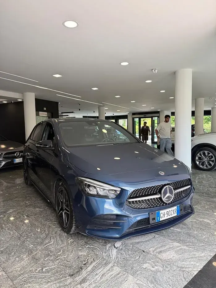 Usata Mercedes B180 Premium 116 CV (85 kW) 2022 Blu Utilitaria