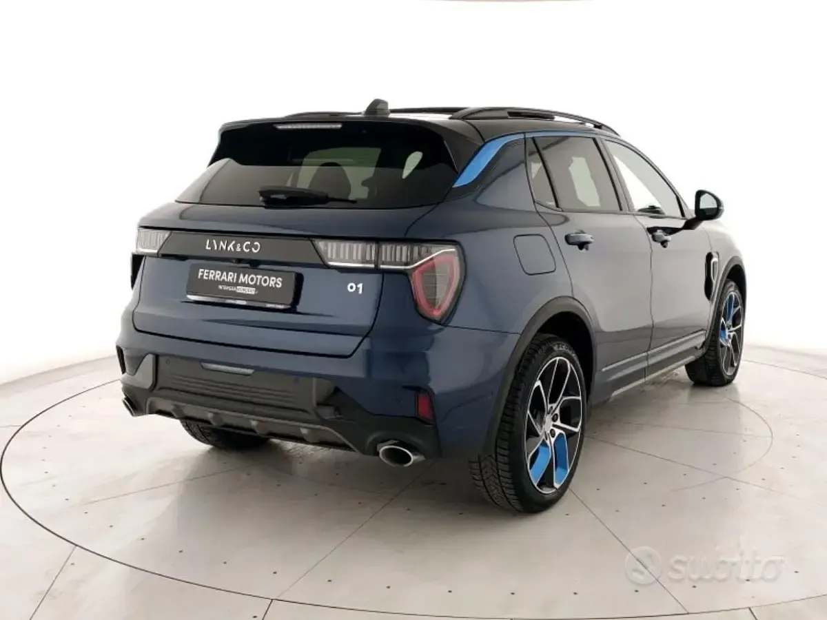 Usata Lynk & Co 01 179 CV (131 kW) 2023 Blu con tetto nero SUV