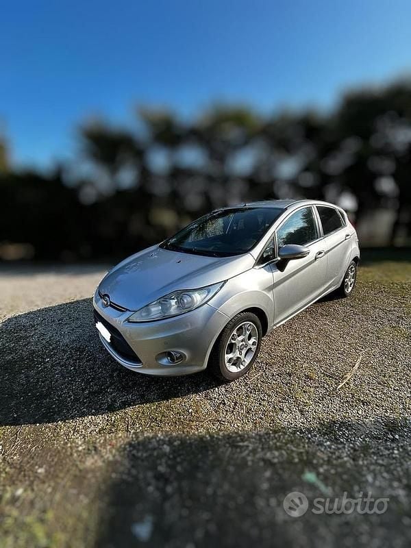 Grigio Usata 2012 Ford Fiesta Business Edition Utilitaria | 2200 € (Buon prezzo) - Immagine 1/4