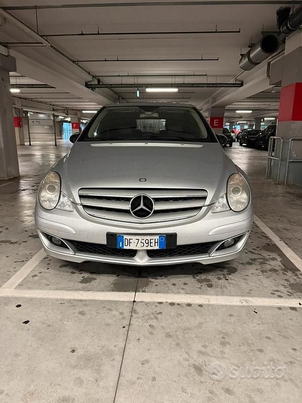 Usata Mercedes R320 224 CV (164 kW) 2006 Grigio Monovolume