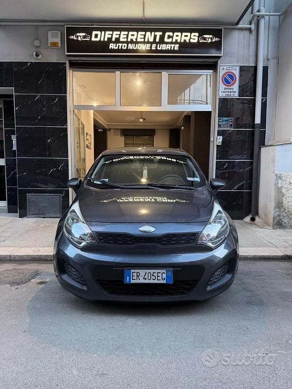 Usata Kia Rio 75 CV (55 kW) 2013 Grigio Berlina