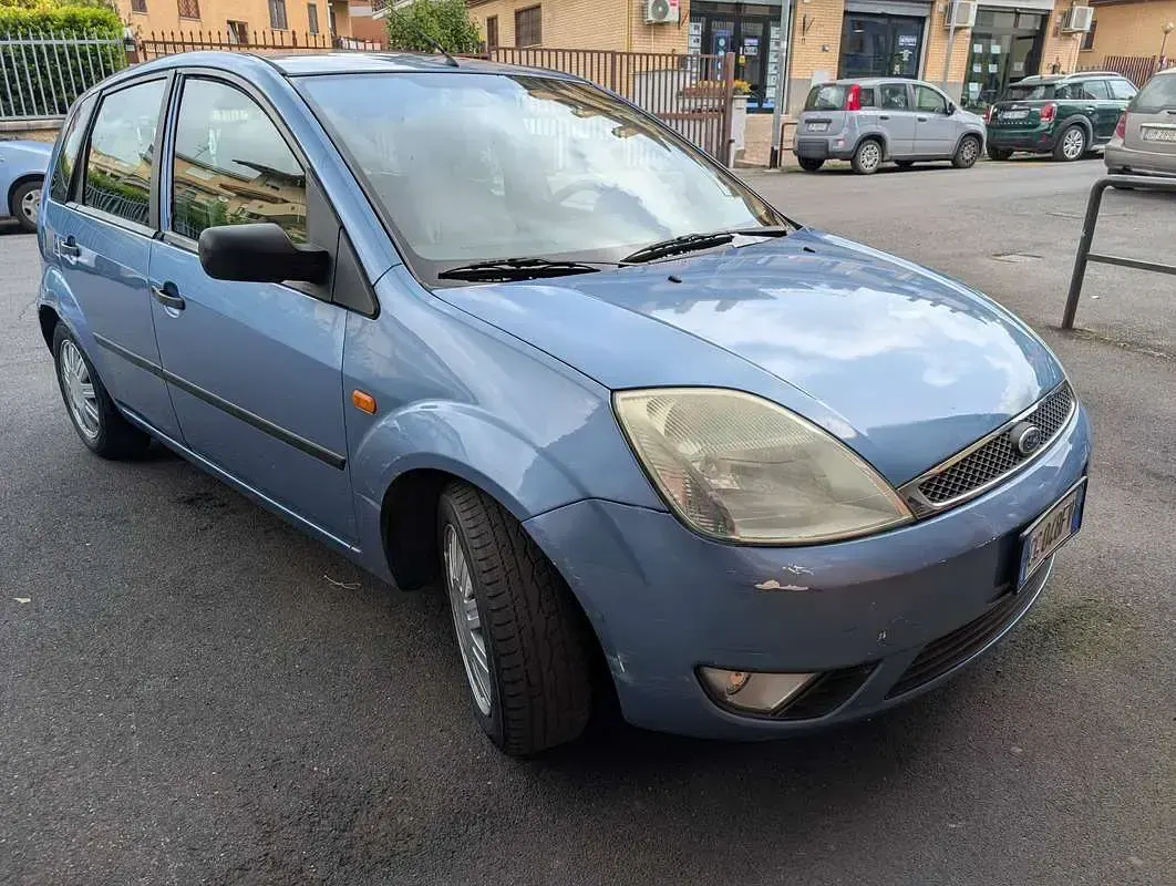 Begagnad Ford Fiesta Ghia 75 HK (55 kW) 2003 Blå Halvkombi