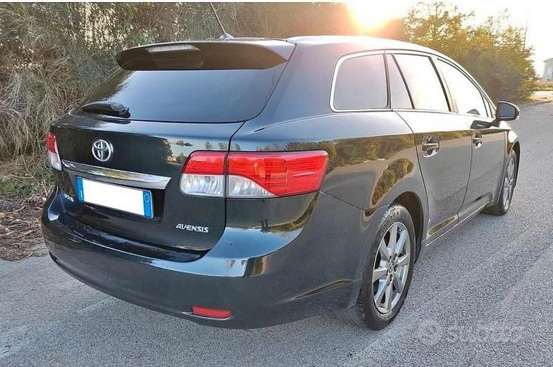 Usata Toyota Avensis Lounge 124 CV (91 kW) 2012 Nero Station wagon
