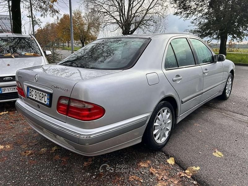 Usata Mercedes E200 Elegance 186 CV (136 kW) 2000 Grigio Berlina