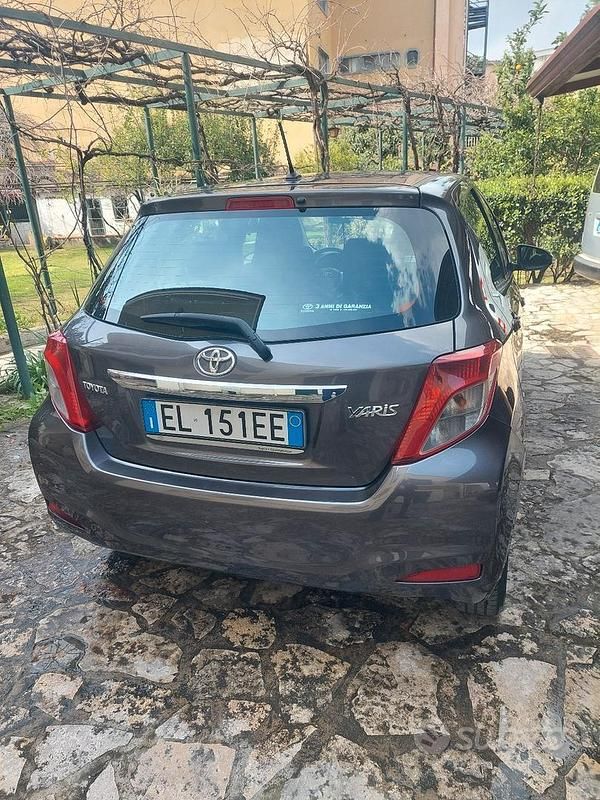 Usata Toyota Yaris Active 69 CV (50 kW) 2011 Grigio Berlina