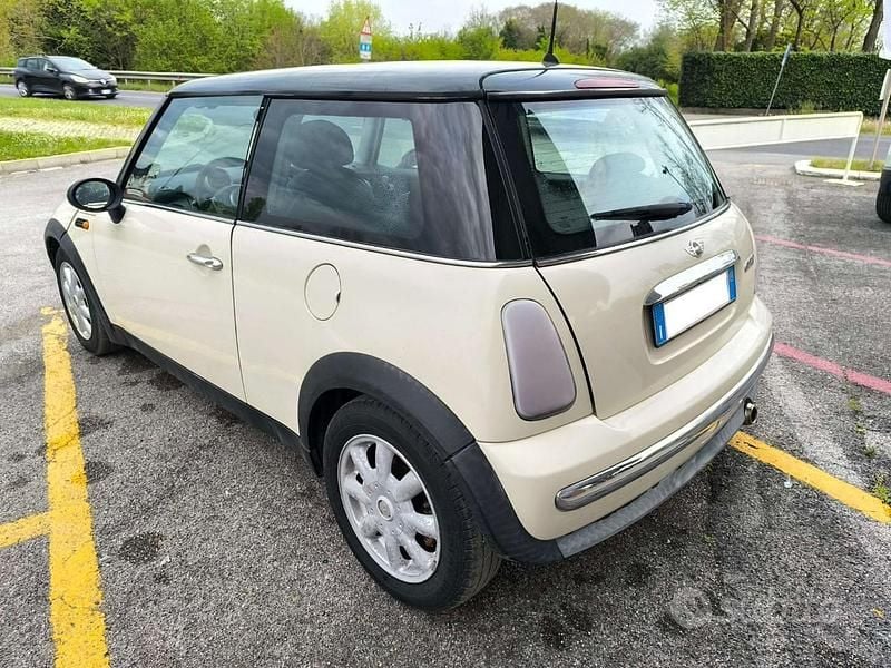 Usata Mini Cooper 116 CV (85 kW) 2003 Beige Utilitaria