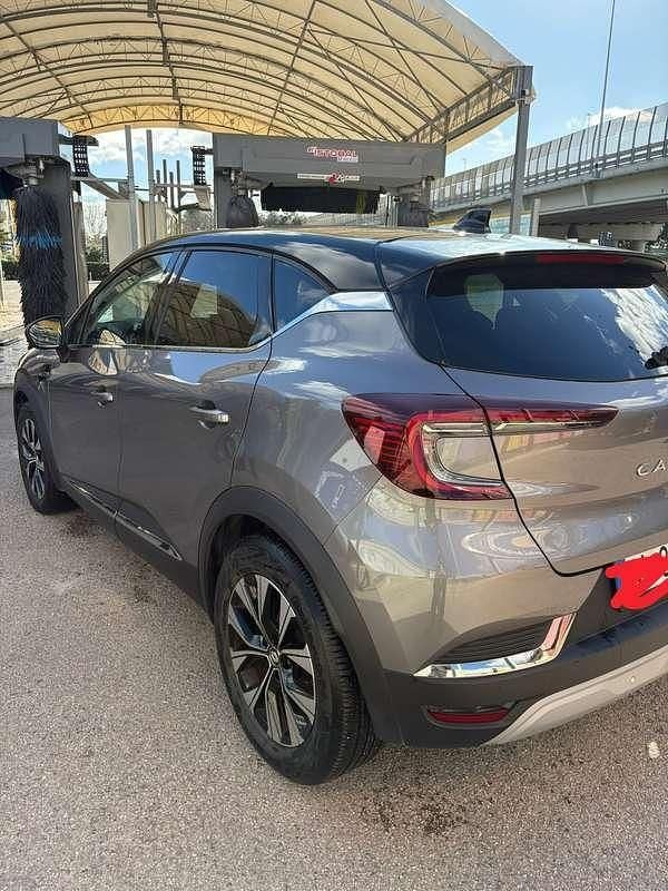 Usata Renault Captur Engineered 94 CV (69 kW) 2023 Argento SUV