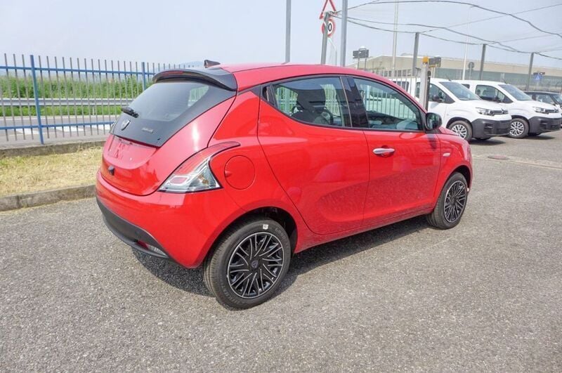 Usata Lancia Ypsilon Gold 69 CV (50 kW) 2023 Rosso Utilitaria