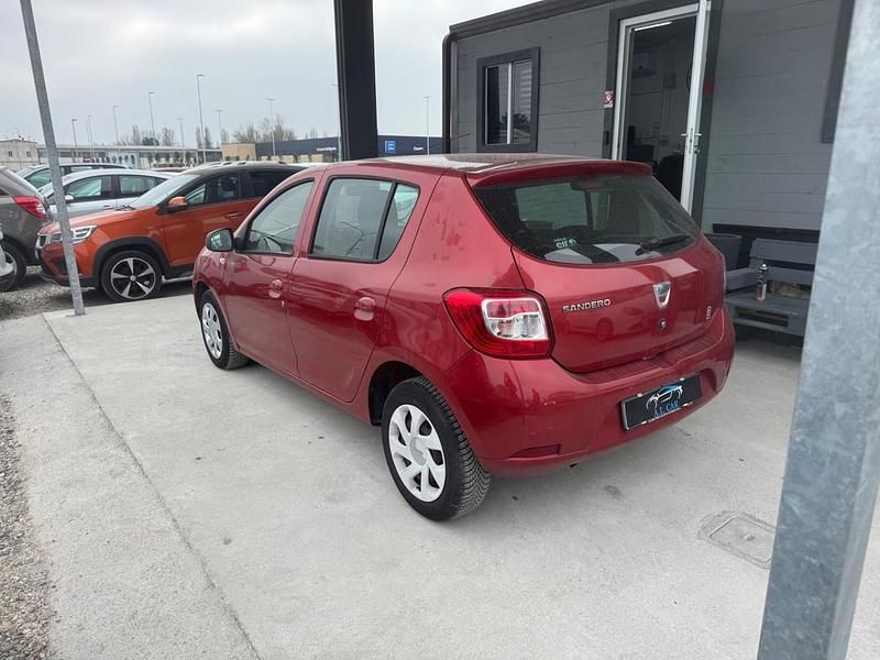 Usata Dacia Sandero Ambiance 75 CV (55 kW) 2015 Rosso Berlina