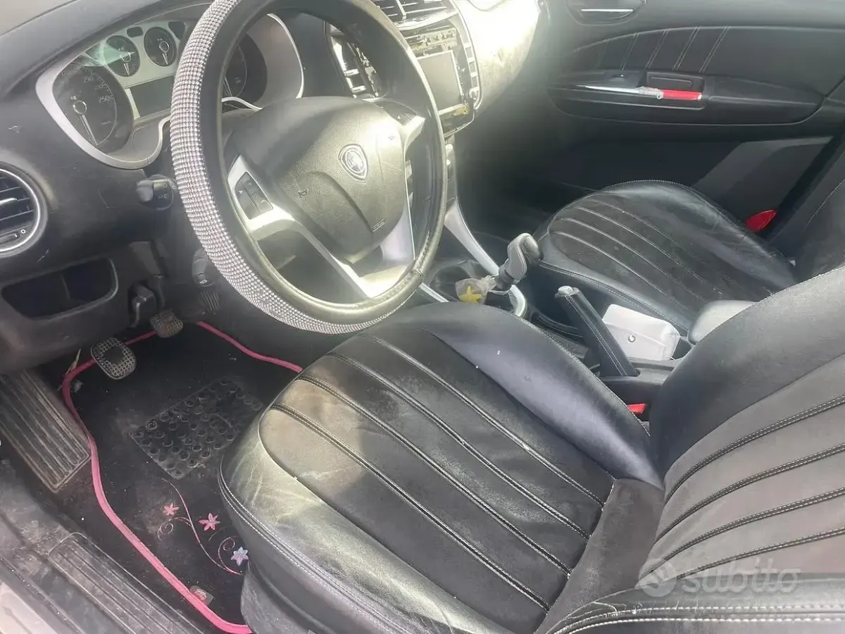 Usata Lancia Delta Platinum 165 CV (121 kW) 2011 Marrone Utilitaria